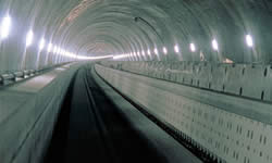 トンネル内のガイドウェイの写真